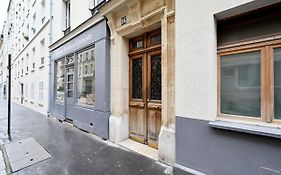 Modern Studio Apartment For 3